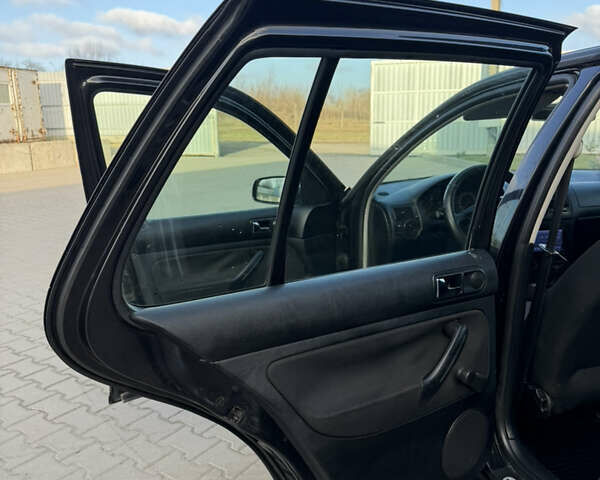 Черный Фольксваген Гольф, объемом двигателя 1.6 л и пробегом 245 тыс. км за 2999 $, фото 30 на Automoto.ua