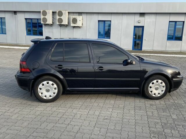 Черный Фольксваген Гольф, объемом двигателя 1.6 л и пробегом 300 тыс. км за 4000 $, фото 2 на Automoto.ua