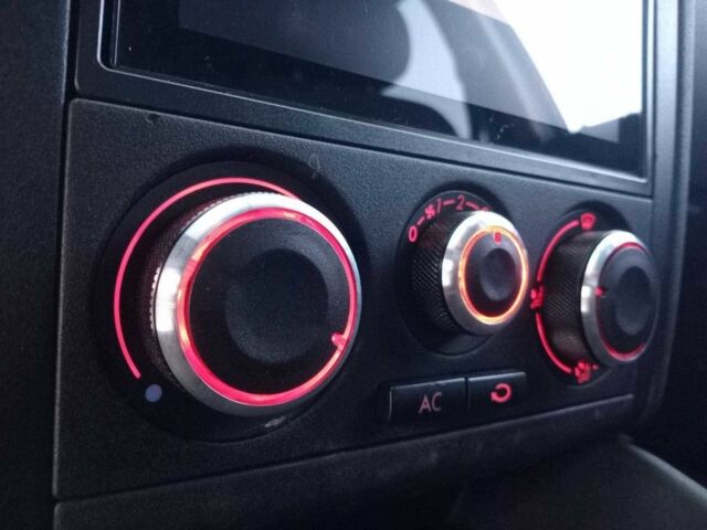 Черный Фольксваген Гольф, объемом двигателя 1.6 л и пробегом 280 тыс. км за 4990 $, фото 16 на Automoto.ua