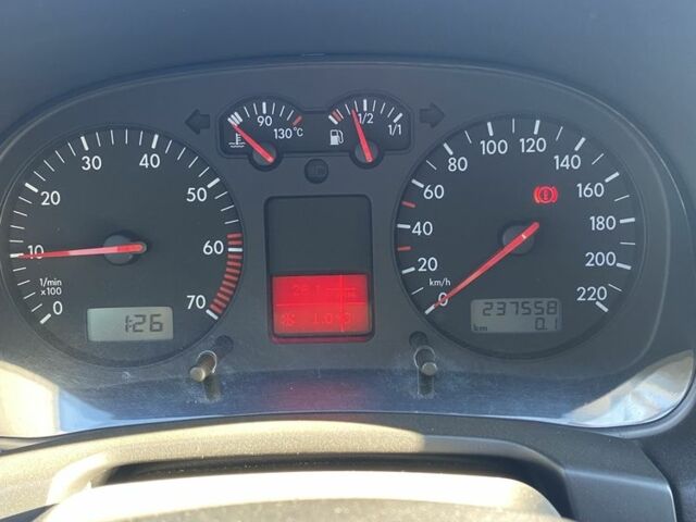 Черный Фольксваген Гольф, объемом двигателя 1.4 л и пробегом 242 тыс. км за 4105 $, фото 15 на Automoto.ua