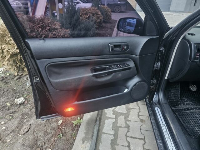 Черный Фольксваген Гольф, объемом двигателя 1.6 л и пробегом 330 тыс. км за 4400 $, фото 12 на Automoto.ua