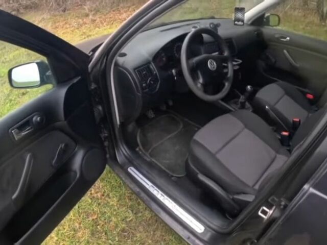 Черный Фольксваген Гольф, объемом двигателя 1.6 л и пробегом 200 тыс. км за 4900 $, фото 1 на Automoto.ua