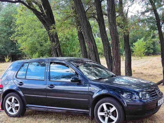 Черный Фольксваген Гольф, объемом двигателя 1.6 л и пробегом 280 тыс. км за 4098 $, фото 1 на Automoto.ua