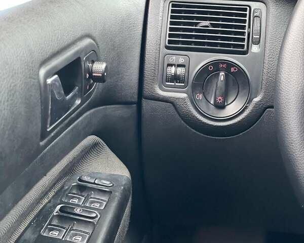 Черный Фольксваген Гольф, объемом двигателя 1.39 л и пробегом 289 тыс. км за 3850 $, фото 27 на Automoto.ua