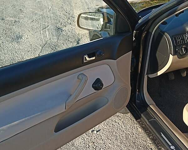 Черный Фольксваген Гольф, объемом двигателя 1.39 л и пробегом 280 тыс. км за 4400 $, фото 7 на Automoto.ua