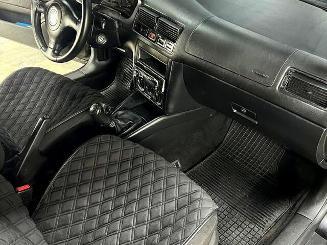 Черный Фольксваген Гольф, объемом двигателя 1.4 л и пробегом 340 тыс. км за 3500 $, фото 4 на Automoto.ua