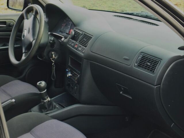 Черный Фольксваген Гольф, объемом двигателя 1.4 л и пробегом 250 тыс. км за 5000 $, фото 7 на Automoto.ua