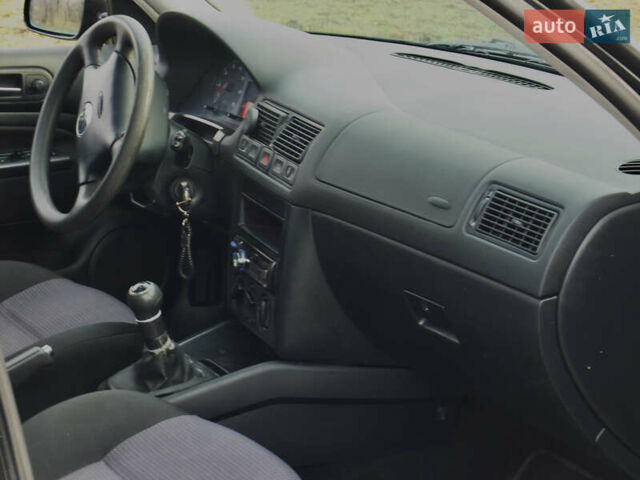 Черный Фольксваген Гольф, объемом двигателя 1.39 л и пробегом 250 тыс. км за 5000 $, фото 8 на Automoto.ua