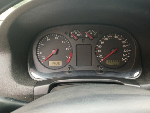 Черный Фольксваген Гольф, объемом двигателя 1.6 л и пробегом 234 тыс. км за 3850 $, фото 15 на Automoto.ua