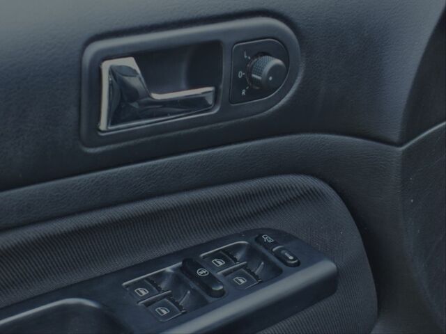 Черный Фольксваген Гольф, объемом двигателя 1.4 л и пробегом 250 тыс. км за 5000 $, фото 4 на Automoto.ua