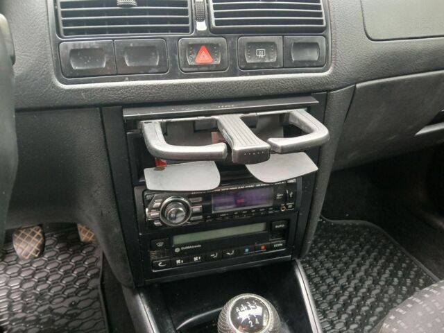 Черный Фольксваген Гольф, объемом двигателя 1.6 л и пробегом 234 тыс. км за 3850 $, фото 16 на Automoto.ua