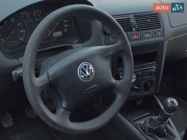Черный Фольксваген Гольф, объемом двигателя 1.39 л и пробегом 250 тыс. км за 5000 $, фото 5 на Automoto.ua