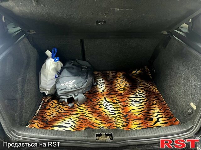 Черный Фольксваген Гольф, объемом двигателя 1.4 л и пробегом 340 тыс. км за 3500 $, фото 6 на Automoto.ua