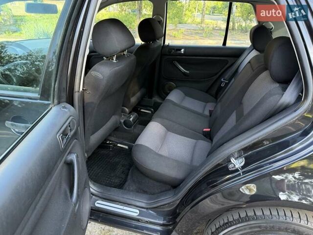 Черный Фольксваген Гольф, объемом двигателя 1.39 л и пробегом 209 тыс. км за 4300 $, фото 12 на Automoto.ua