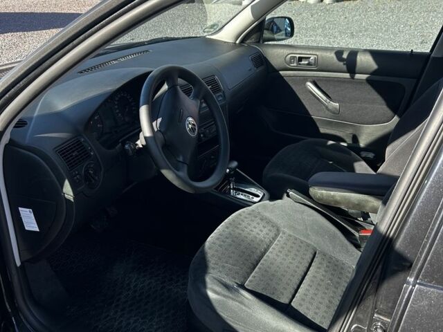 Черный Фольксваген Гольф, объемом двигателя 1.6 л и пробегом 260 тыс. км за 4950 $, фото 7 на Automoto.ua