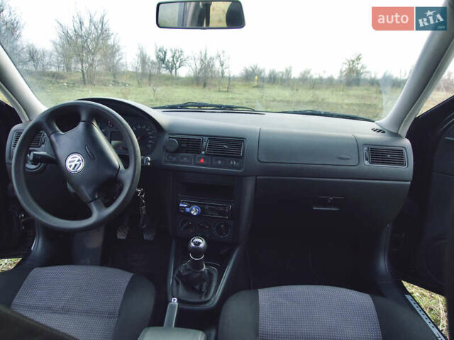 Черный Фольксваген Гольф, объемом двигателя 1.39 л и пробегом 250 тыс. км за 5000 $, фото 24 на Automoto.ua