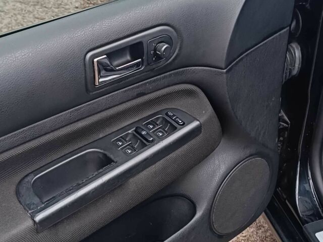 Черный Фольксваген Гольф, объемом двигателя 1.6 л и пробегом 320 тыс. км за 3700 $, фото 5 на Automoto.ua