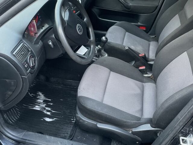 Черный Фольксваген Гольф, объемом двигателя 1.4 л и пробегом 233 тыс. км за 3700 $, фото 4 на Automoto.ua