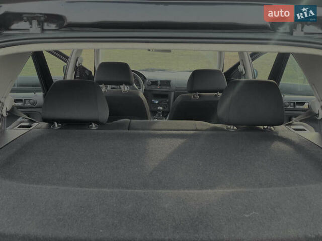 Черный Фольксваген Гольф, объемом двигателя 1.39 л и пробегом 250 тыс. км за 5000 $, фото 20 на Automoto.ua