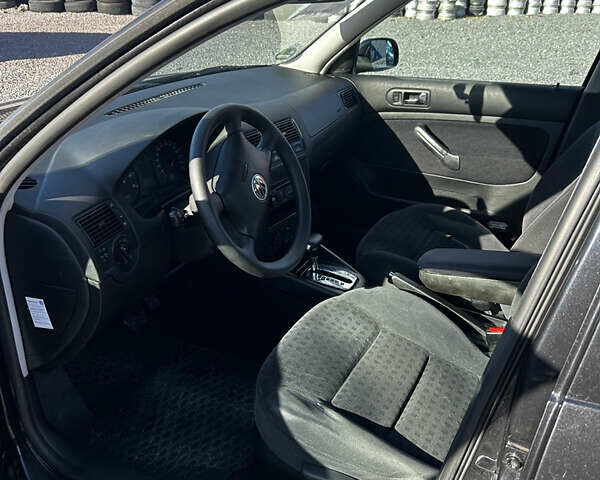 Черный Фольксваген Гольф, объемом двигателя 1.6 л и пробегом 260 тыс. км за 4950 $, фото 12 на Automoto.ua