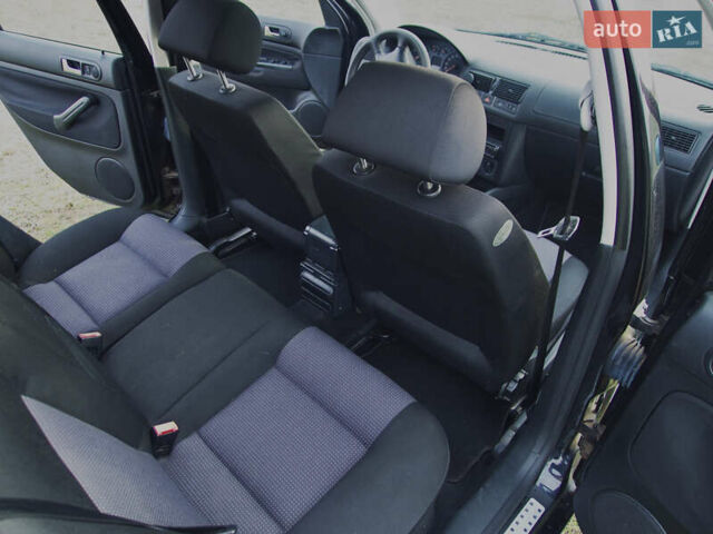 Черный Фольксваген Гольф, объемом двигателя 1.39 л и пробегом 250 тыс. км за 5000 $, фото 9 на Automoto.ua