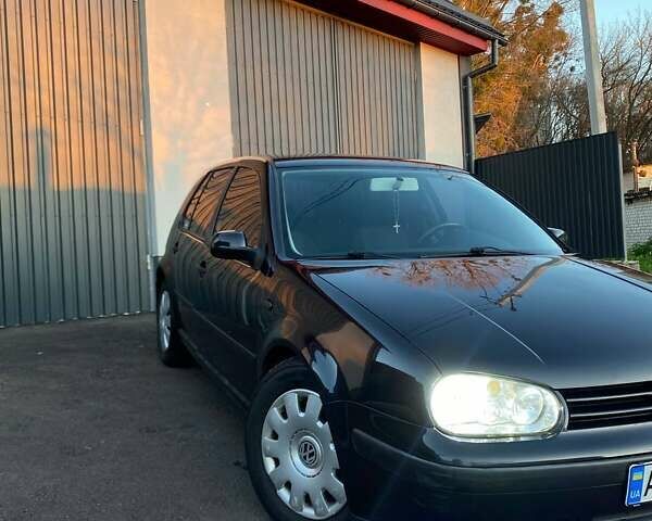 Черный Фольксваген Гольф, объемом двигателя 1.6 л и пробегом 212 тыс. км за 4500 $, фото 1 на Automoto.ua