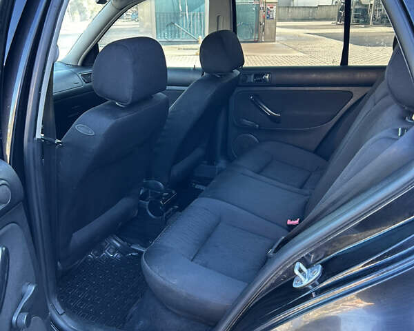 Черный Фольксваген Гольф, объемом двигателя 1.39 л и пробегом 298 тыс. км за 2600 $, фото 4 на Automoto.ua