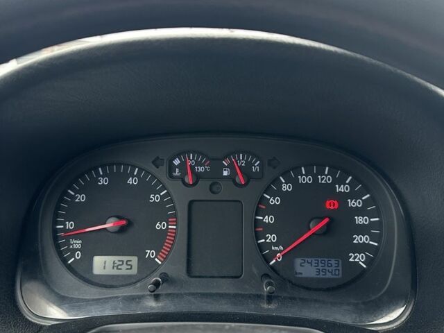 Черный Фольксваген Гольф, объемом двигателя 1.4 л и пробегом 244 тыс. км за 3900 $, фото 9 на Automoto.ua