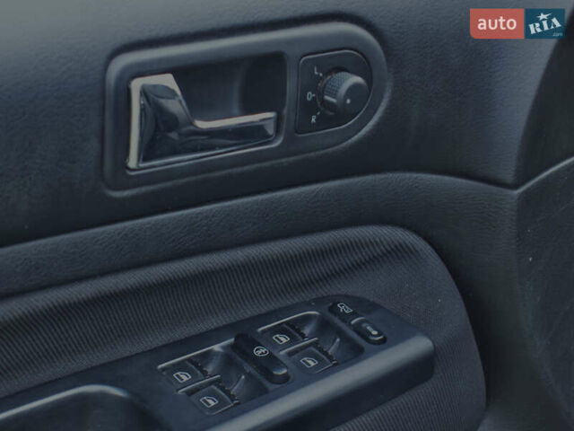 Черный Фольксваген Гольф, объемом двигателя 1.39 л и пробегом 250 тыс. км за 5000 $, фото 6 на Automoto.ua