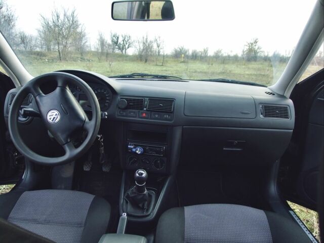 Черный Фольксваген Гольф, объемом двигателя 1.4 л и пробегом 250 тыс. км за 5000 $, фото 16 на Automoto.ua