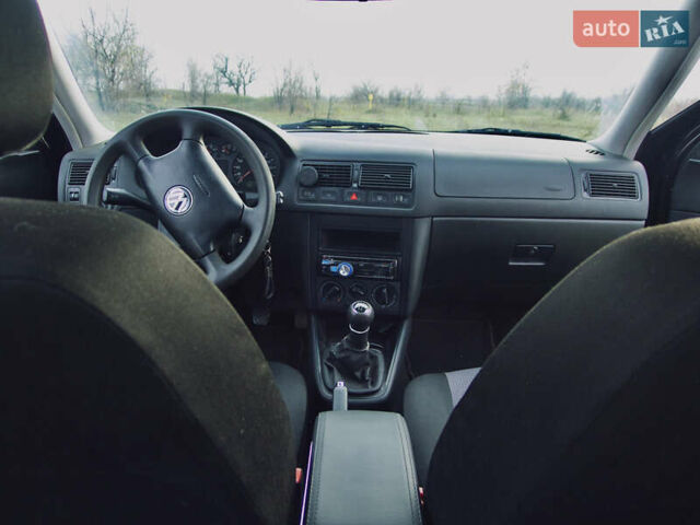 Черный Фольксваген Гольф, объемом двигателя 1.39 л и пробегом 250 тыс. км за 5000 $, фото 7 на Automoto.ua