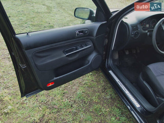 Черный Фольксваген Гольф, объемом двигателя 1.39 л и пробегом 250 тыс. км за 5000 $, фото 28 на Automoto.ua