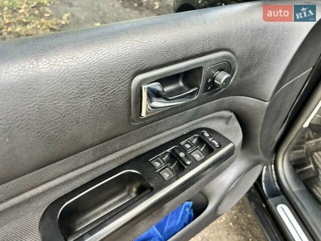 Черный Фольксваген Гольф, объемом двигателя 1.39 л и пробегом 253 тыс. км за 4900 $, фото 3 на Automoto.ua