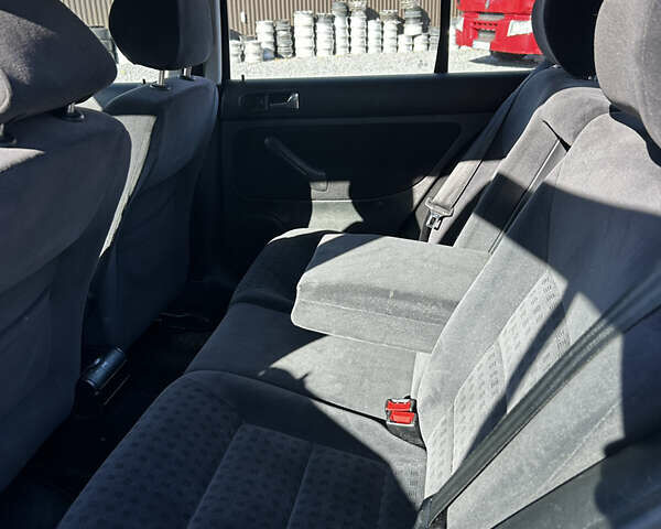 Черный Фольксваген Гольф, объемом двигателя 1.6 л и пробегом 260 тыс. км за 4950 $, фото 11 на Automoto.ua