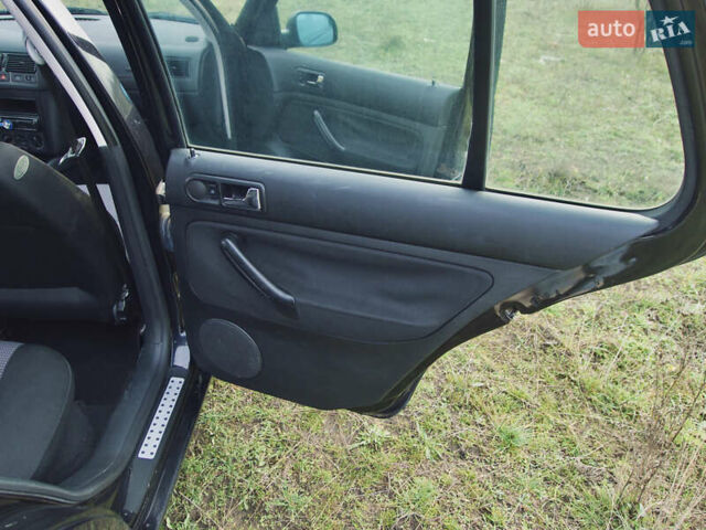 Черный Фольксваген Гольф, объемом двигателя 1.39 л и пробегом 250 тыс. км за 5000 $, фото 26 на Automoto.ua