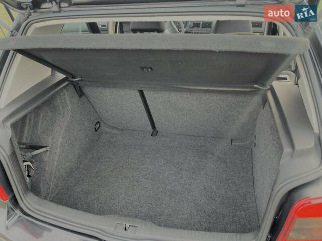 Черный Фольксваген Гольф, объемом двигателя 1.39 л и пробегом 250 тыс. км за 5000 $, фото 23 на Automoto.ua