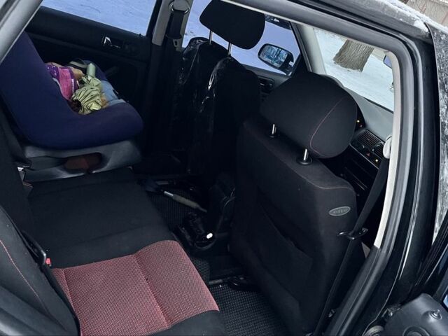 Черный Фольксваген Гольф, объемом двигателя 1.6 л и пробегом 310 тыс. км за 3400 $, фото 5 на Automoto.ua