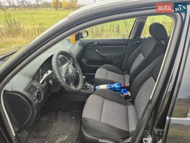 Черный Фольксваген Гольф, объемом двигателя 1.39 л и пробегом 232 тыс. км за 3950 $, фото 12 на Automoto.ua