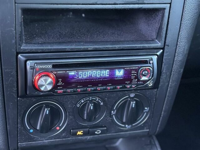 Черный Фольксваген Гольф, объемом двигателя 1.4 л и пробегом 230 тыс. км за 3799 $, фото 23 на Automoto.ua