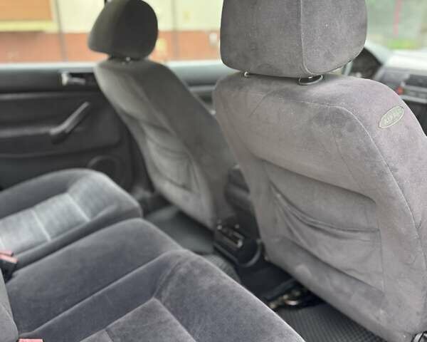 Черный Фольксваген Гольф, объемом двигателя 1.6 л и пробегом 253 тыс. км за 3999 $, фото 11 на Automoto.ua