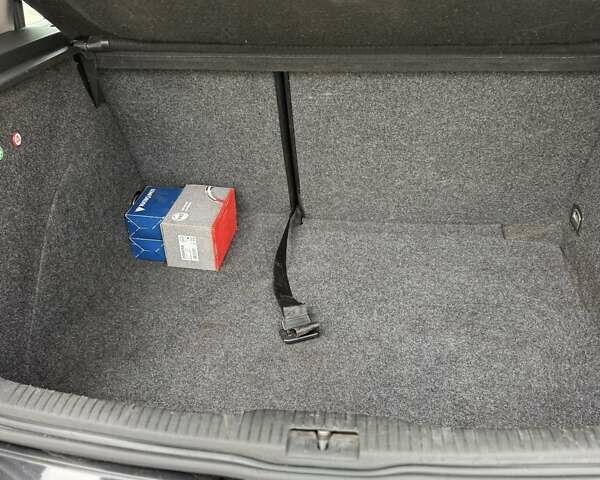 Черный Фольксваген Гольф, объемом двигателя 1.6 л и пробегом 253 тыс. км за 3999 $, фото 10 на Automoto.ua