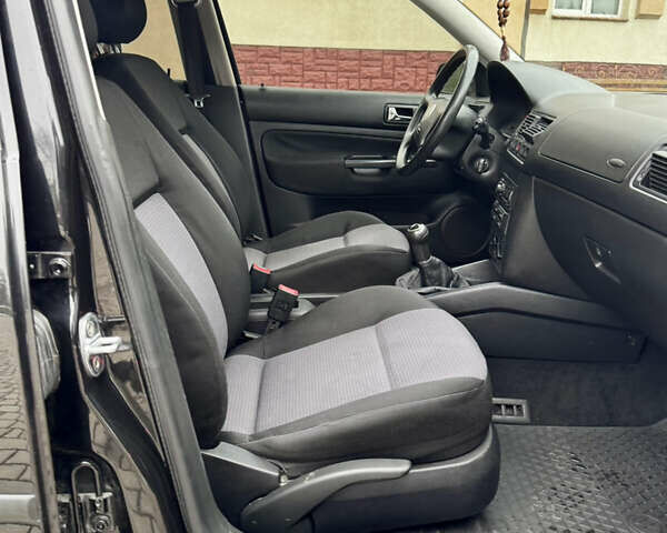 Черный Фольксваген Гольф, объемом двигателя 1.39 л и пробегом 197 тыс. км за 3997 $, фото 47 на Automoto.ua