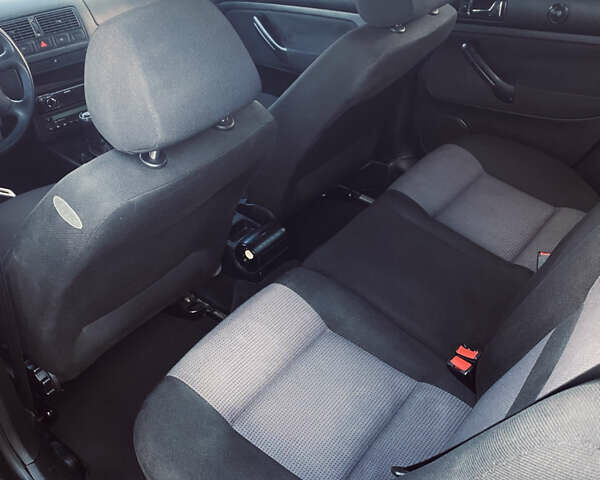 Черный Фольксваген Гольф, объемом двигателя 1.6 л и пробегом 290 тыс. км за 4300 $, фото 7 на Automoto.ua