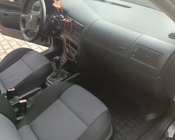 Черный Фольксваген Гольф, объемом двигателя 1.6 л и пробегом 227 тыс. км за 4550 $, фото 14 на Automoto.ua