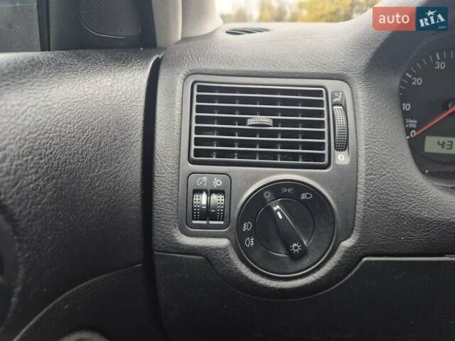 Черный Фольксваген Гольф, объемом двигателя 1.39 л и пробегом 232 тыс. км за 3950 $, фото 5 на Automoto.ua