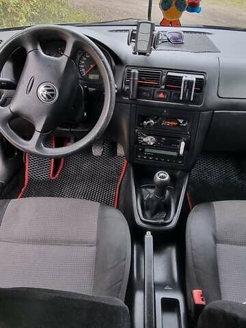 Черный Фольксваген Гольф, объемом двигателя 1.6 л и пробегом 271 тыс. км за 4300 $, фото 4 на Automoto.ua