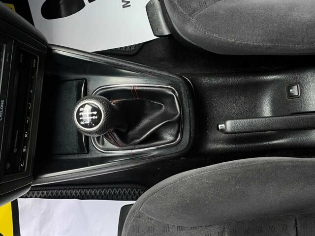 Черный Фольксваген Гольф, объемом двигателя 1.6 л и пробегом 287 тыс. км за 4500 $, фото 15 на Automoto.ua