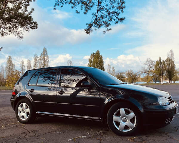 Черный Фольксваген Гольф, объемом двигателя 1.6 л и пробегом 290 тыс. км за 4300 $, фото 1 на Automoto.ua