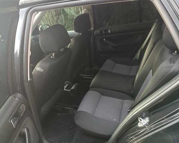 Черный Фольксваген Гольф, объемом двигателя 1.6 л и пробегом 227 тыс. км за 4550 $, фото 13 на Automoto.ua