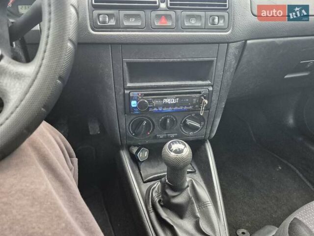 Черный Фольксваген Гольф, объемом двигателя 1.39 л и пробегом 232 тыс. км за 3950 $, фото 11 на Automoto.ua